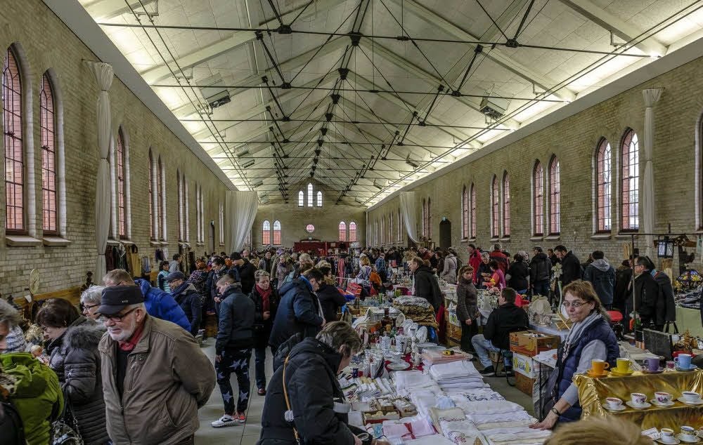 Volles Haus in der Wittenberger Exerzierhalle. Die Besucher strömten und stöberten ausgiebig beim Antik- und Trödelmarkt.