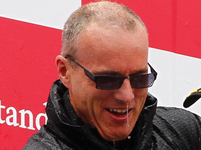 War vor dem Wechsel zu Williams fast zwei Jahrzehnte für McLaren tätig: Simon Roberts bei der Siegerehrung auf dem Nürburgring. Foto: Valdrin Xhemaj/EPA/dpa