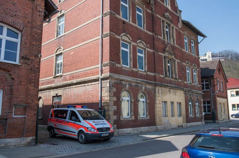 Ausweichquartier soll die Borlachschule sein. Ob sie das wird, ist noch nicht klar, denn mit dem kurzfristigen Einzug der Johanniter fehlen entscheidende Kapazitäten. Die Stadt will dem Kreis als Eigentümer der Immobilie nun Alternativen für den Rettungsdienst in ihr gehörenden Häusern anbieten.