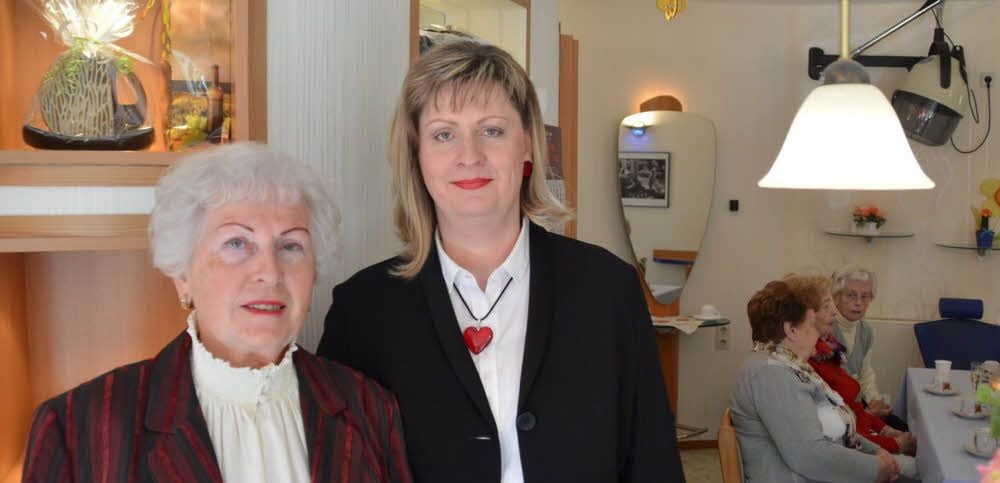 Geschäftsinhaberin Anja Lietsch mit ihrer Mutter Gerda Genath: In ihrem Salon in Globig werden seit 30 Jahren Haare geschnitten.