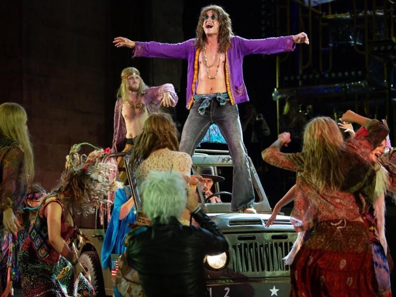 In dem Musical "Hair" stellt der Schauspieler Christof Messner „Claude” dar. Foto: Swen Pförtner