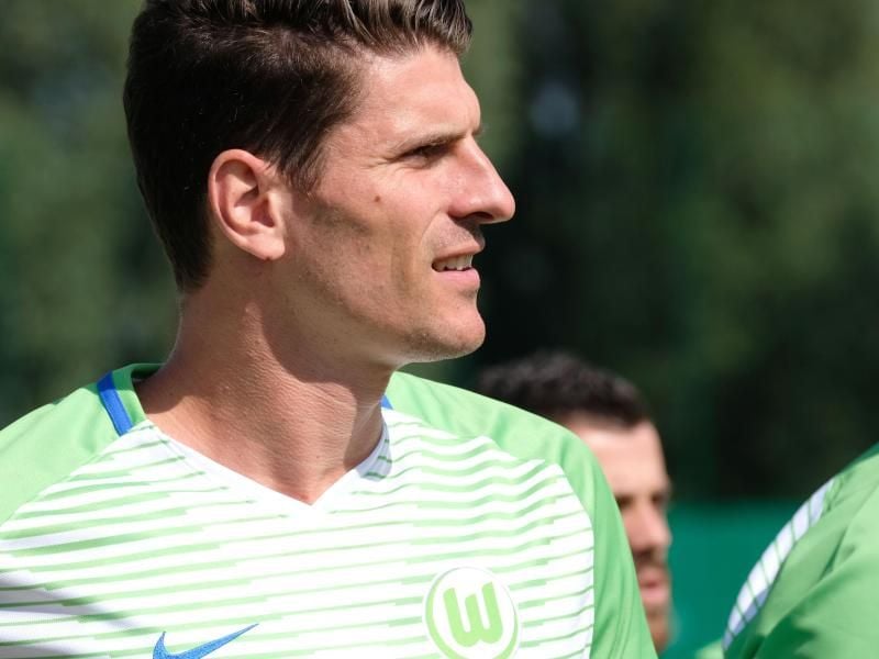 Neuer Kapitän beim VfL Wolfsburg: Nationalstürmer Mario Gomez. Foto: Peter Steffen/dpa