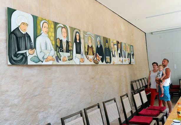 Im Rinckart-Saal im Erdgeschoss des Klosters hängen jetzt Mariana Lepadus’ Bilder.