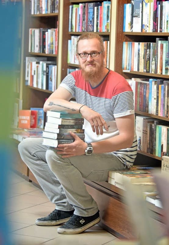 Stefan Kubitschek erfüllt täglich Bücherwünsche in Wolfen-Nord.