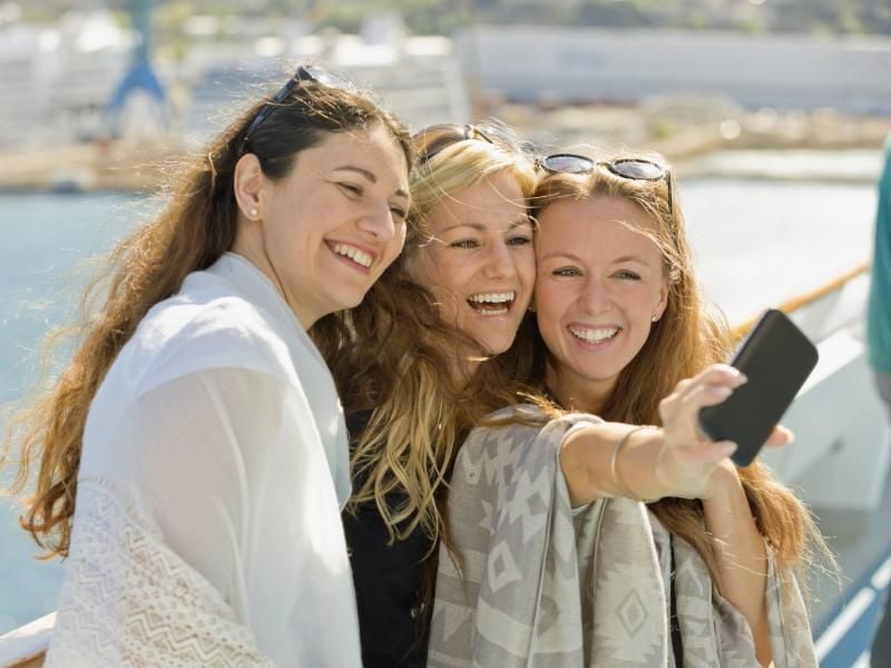 Reisen nur mit Frauen: Einige Reiseveranstalter bieten das an - und viele Urlauberinnen schätzen das. Foto: OnBoard/Westend61/dpa-tmn