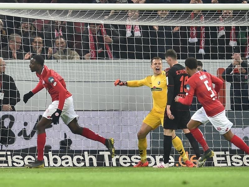 Die Mainzer siegen im Freitagsspiel mit 5:0 über den SC Freiburg. Foto: Torsten Silz/dpa