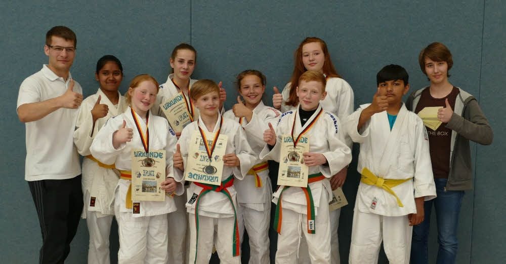 Die Naumburger und Bad Kösener der U15: Leiter Jakob Schiek (hinten, v.l.), Sanjana Sharma, Luci Richter, Mia Kirsch, Annemarie Speiser, Jenny Hemstedt sowie Laura Wehlmann (vorn, v.l.), Kalle Richter,Paul Speißer und Druvel Patel.