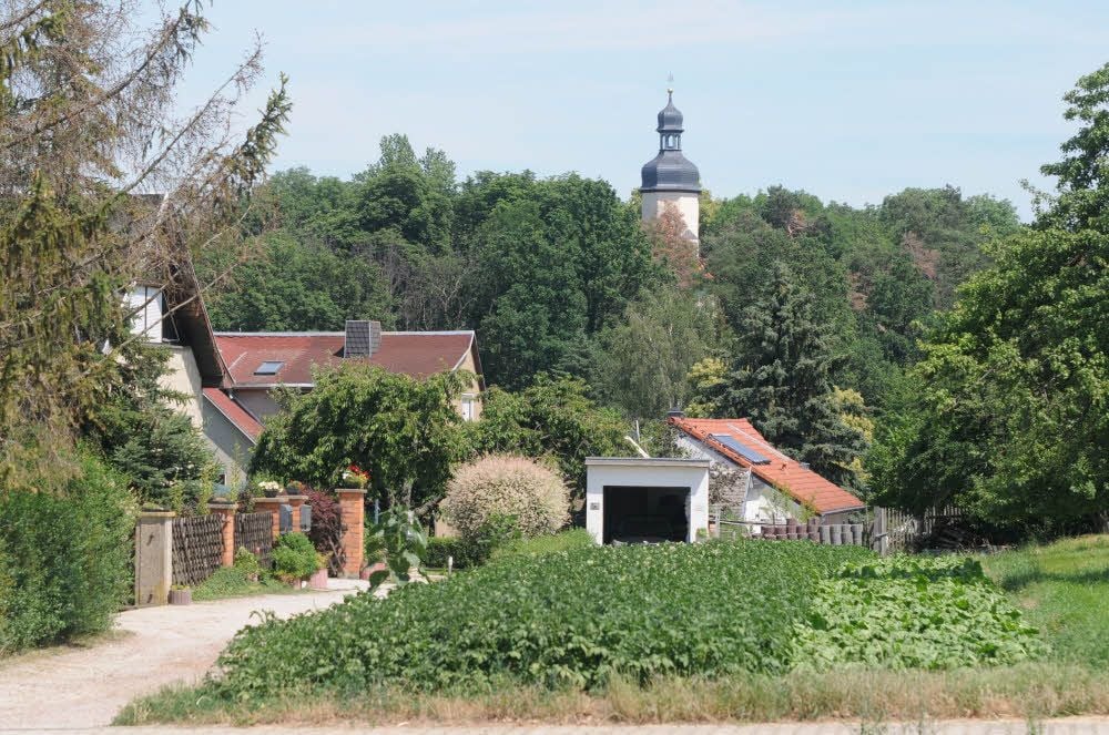 Auf dem Kirchberg thronend, überragt die in den Jahren 1721/22 errichtete Dorfkirche nicht nur den Ort, sondern ist auch das weithin sichtbare Wahrzeichen von Casekirchen.
