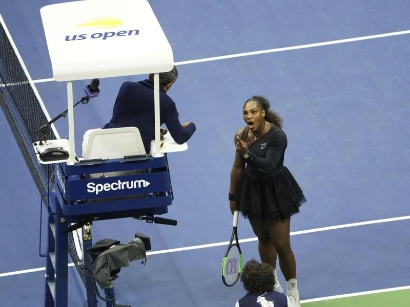 Serena Williams (r.) diskutiert mit Schiedsrichter Carlos Ramos. Foto: Greg Allen