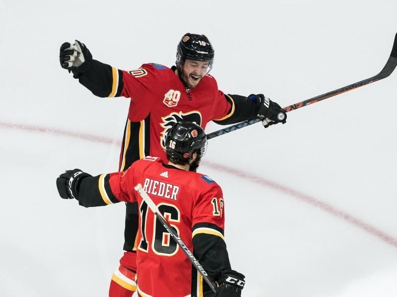 Derek Ryan (hinten) und Tobias Rieder von den Calgary Flames jubeln über einen Treffer. Foto: Jason Franson/The Canadian Press/AP/dpa