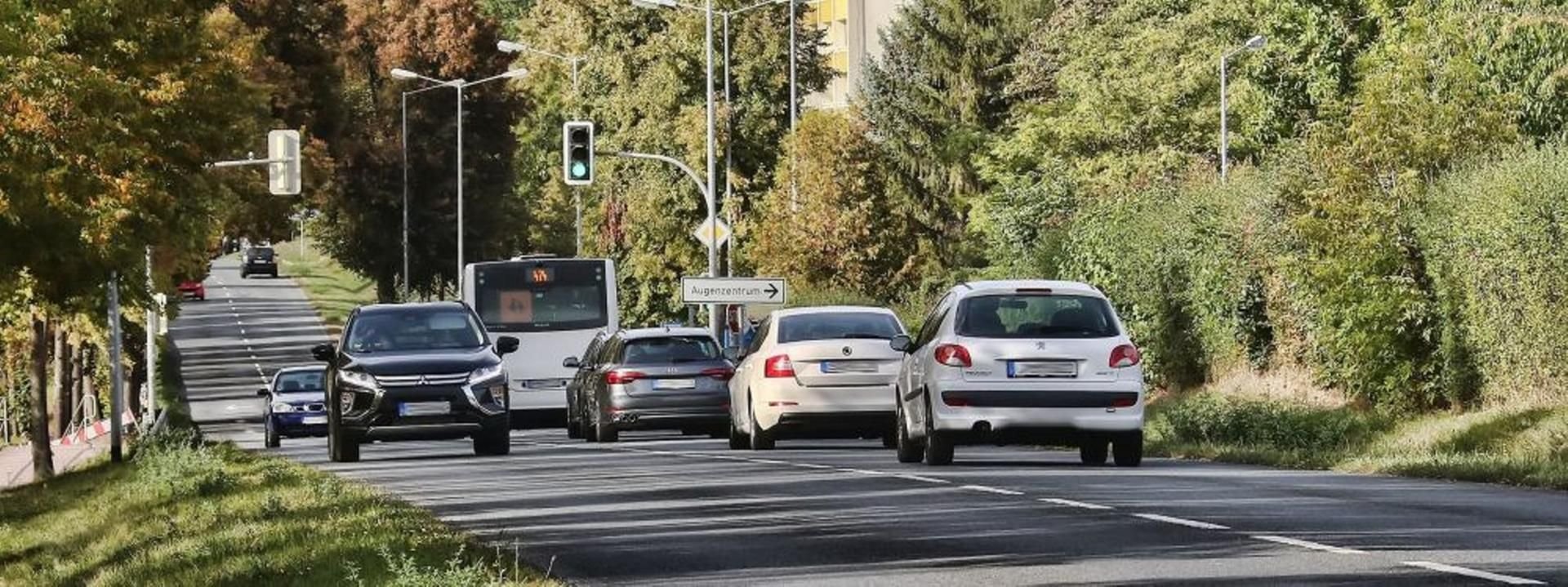 An dieser Stelle auf der Erfurter Straße wird die Fahrbahn aufgerissen.