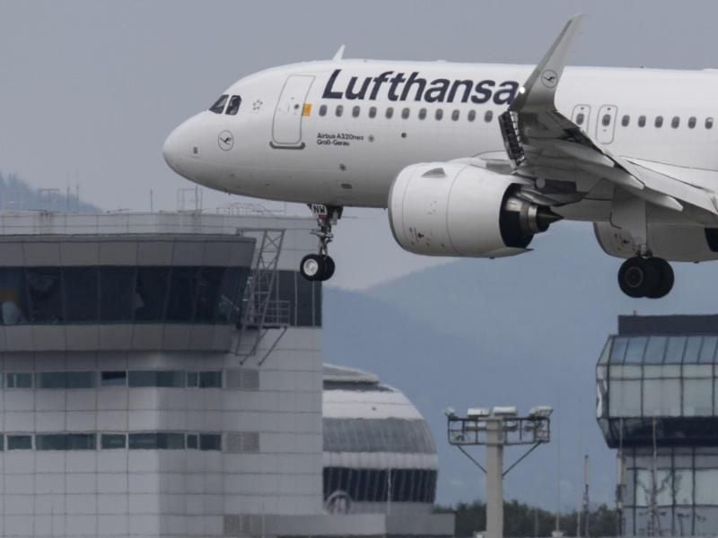 Eine Passagiermaschine der Lufthansa landet auf dem Flughafen in Frankfurt. Foto: Boris Roessler/dpa