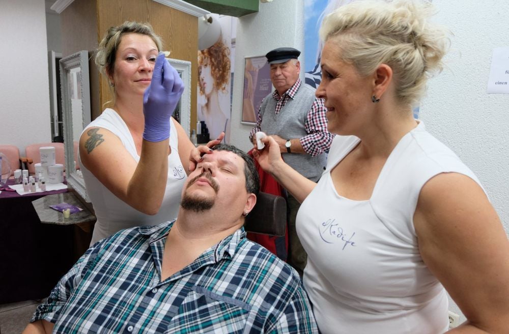 Jetzt weiß Steffen Mehr was Sugaring ist. Jeannette Dahms (links) und Jennifer Krumbach entfernen ihm ruckzuck lästige Haare.