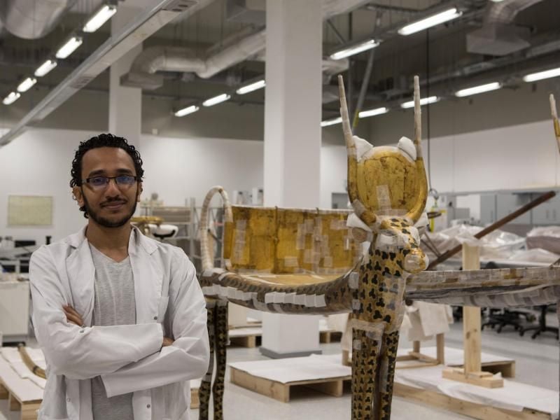 Mohamed Mostafa, ägyptischer Restaurator, im Konservierungslabor des Großen Ägyptischen Museums in Giseh. Foto: Gehad Hamdy
