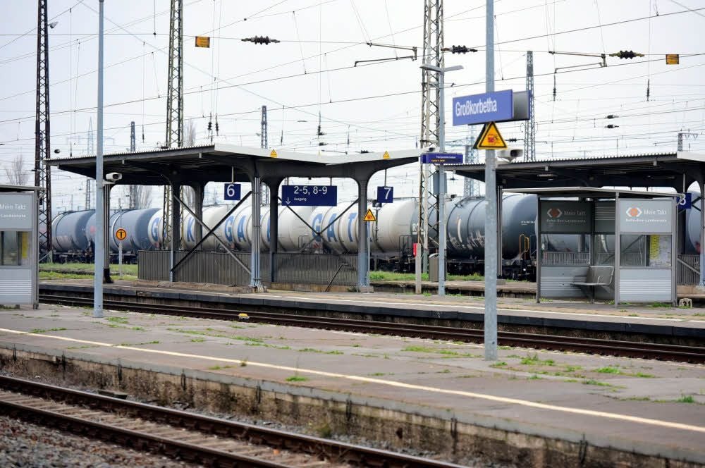 Wie leer gefegt: der Großkorbethaer Bahnhof
