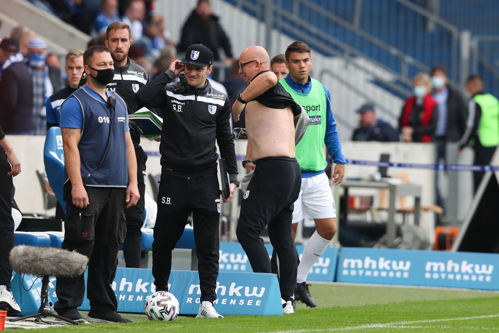 Thomas Hoßmang (r., hochgezgenes T-Shirt) ist enttäuscht nach dem Heimspiel gegen Viktoria Köln.