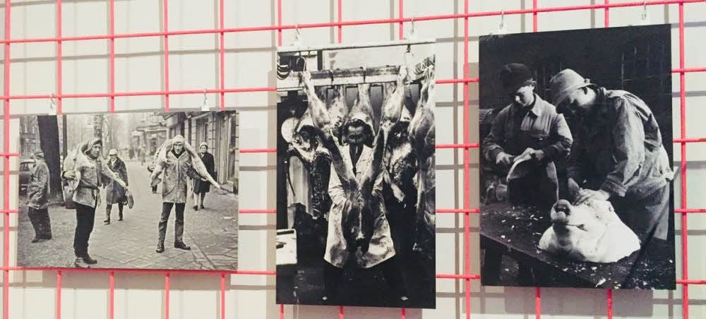 Fotografie von Metzgern und Fleischträgern kontrastieren die Darstellungen menschlicher Körper.