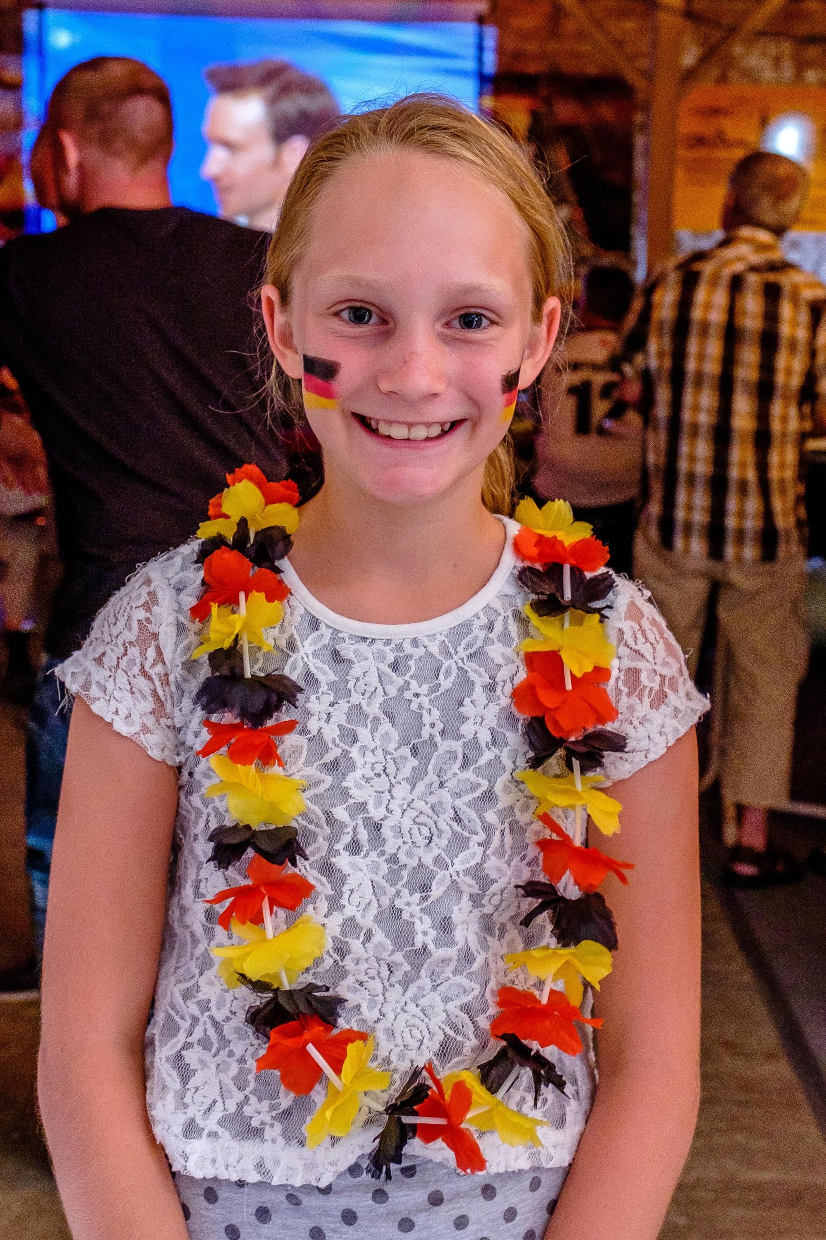 Annelie Schnitzer hat sich für das Public Viewing beim Achtelfinale in Gräfenhainichen präpariert.