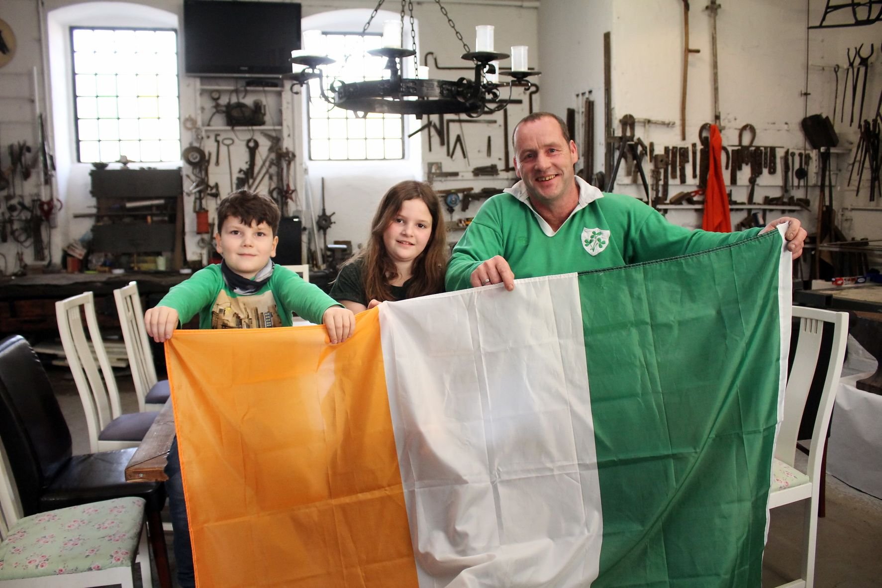 Der Ire Finn O’ Connor bereitet mit seinen Kindern Malechý (l.) und Hayley die Feier zum St. Patrick’s Daay in der Alten Schmiede in Nienburg vor.