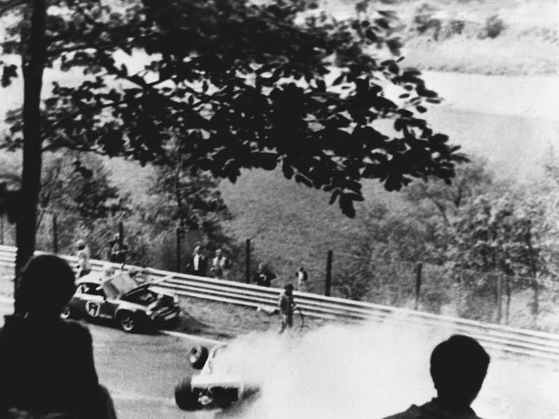 Niki Lauda überlebt 1976 einen Horrorunfall auf dem Nürburgring. Foto: UPI
