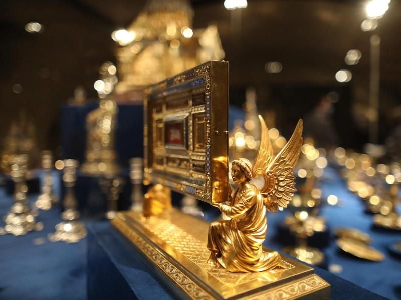 Eine Staurothek mit Engelsfiguren aus dem Jahr 1893 in einer Vitrine. Foto: Oliver Berg/dpa