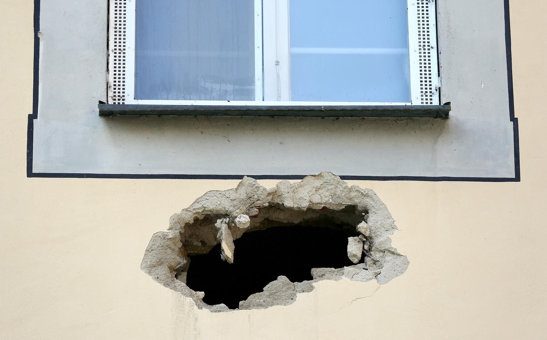 Sie hatten mithilfe von Bettkasten-Holz einen Rammbock gebaut und damit die alte Außenwand aus Ziegelsteinen durchbrochen.