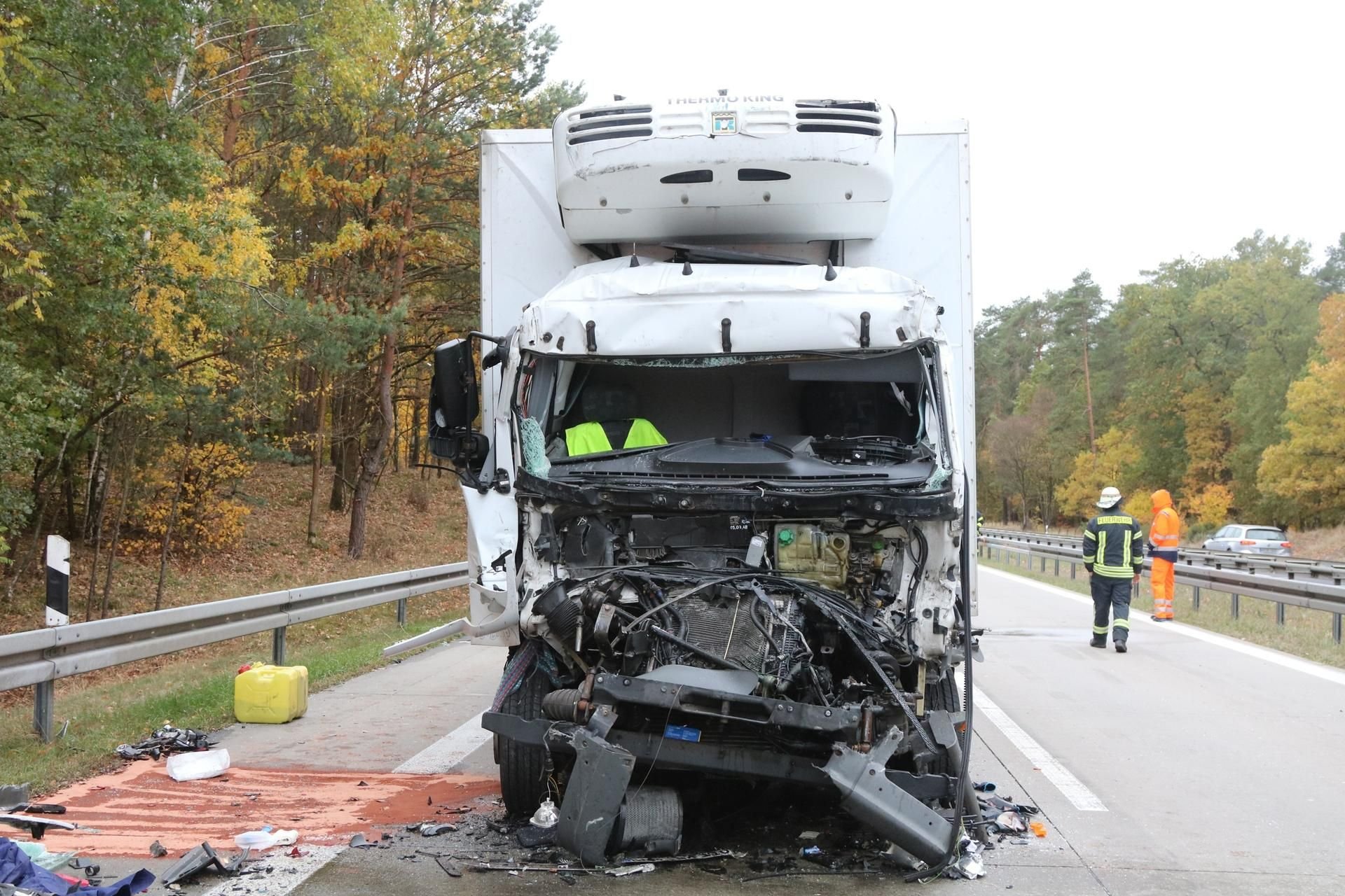 Der schwer beschädigte Lkw nach dem Unfall auf der A 11
