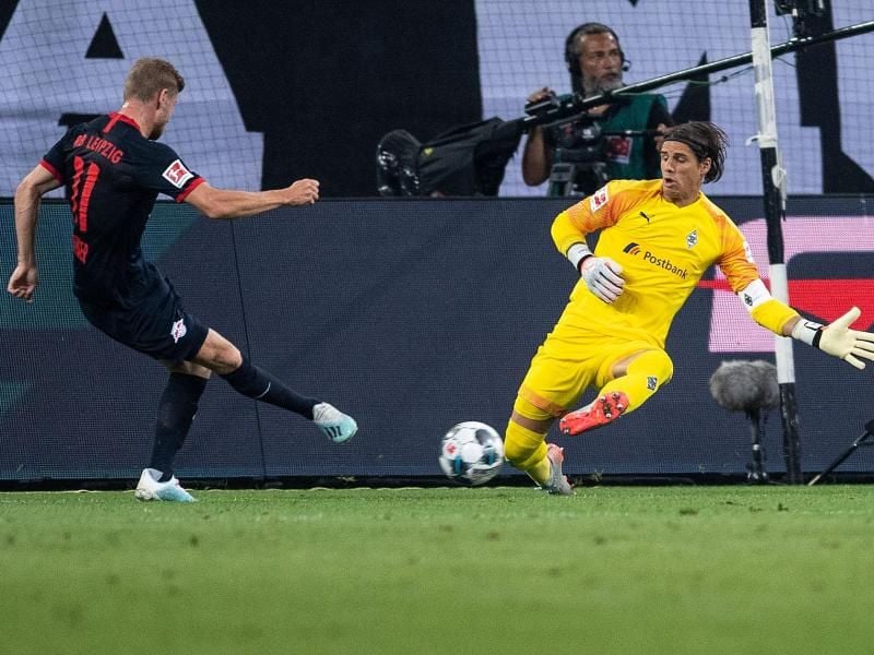 Der Leipziger Timo Werner (l) schnürte einen Dreierpack. Foto: Marius Becker