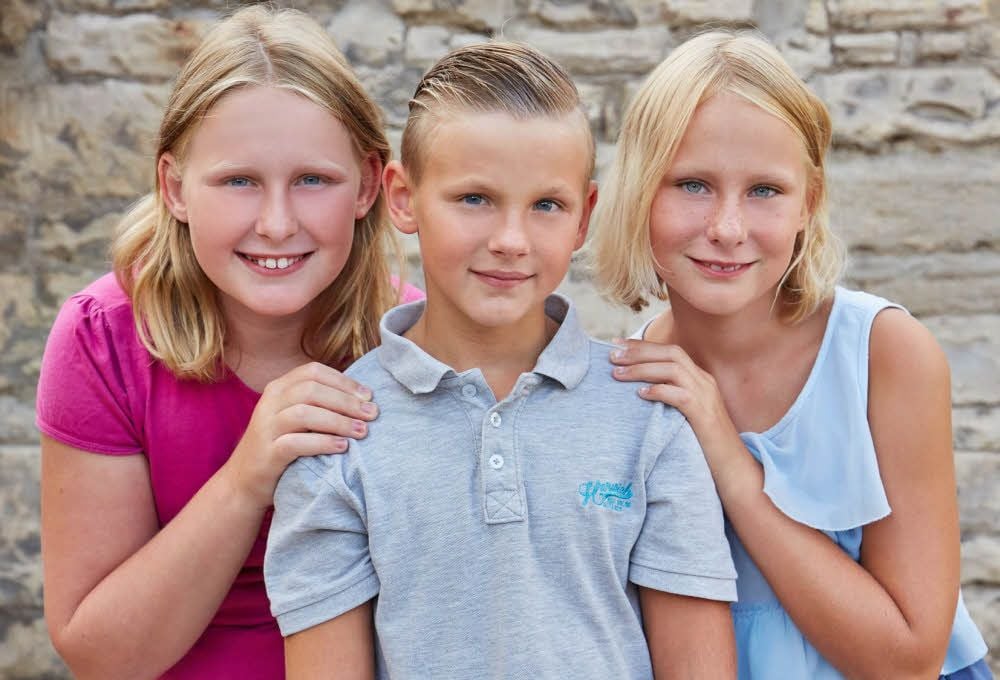 Ronja (von links), Josias und Cäcilie sind (meist) unzertrennlich. Die Drillinge werden heute zehn Jahre alt.