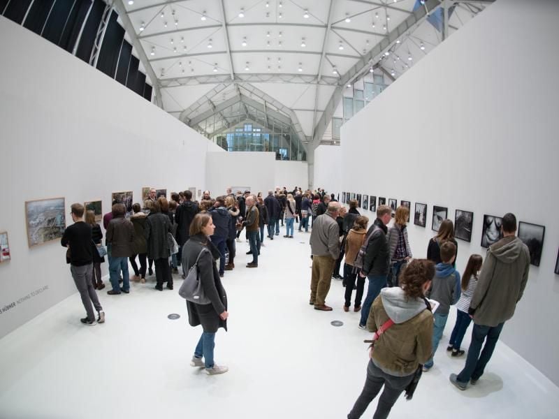 Zahlreiche Besucher gehen während der „Langen Nacht der Museen” durch einen Ausstellungsraum. Foto: Daniel Reinhardt/Archivbild