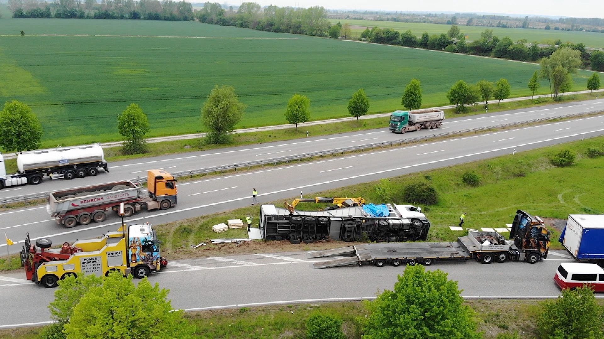 Der Lkw blieb auf der Seite liegen.