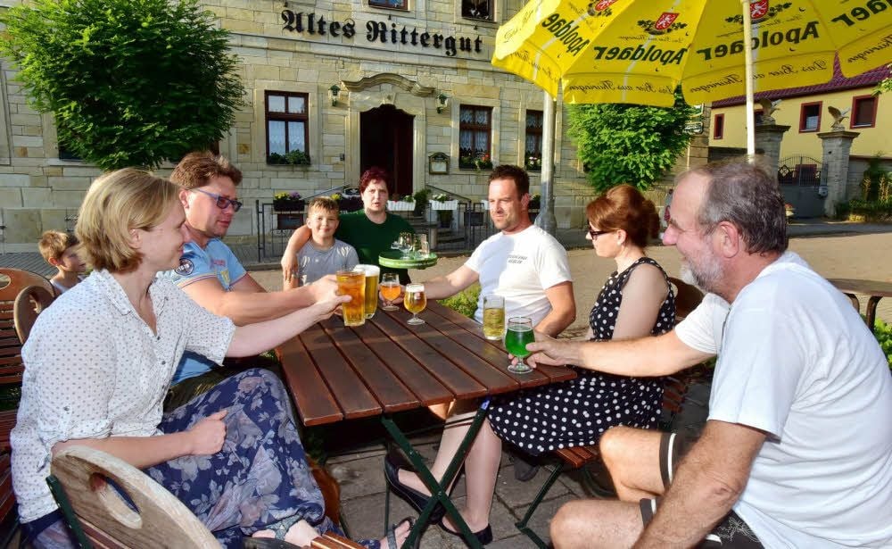 In entspannter Atmosphäre und fröhlicher Runde werden vor dem Alten Rittergut in Dehlitz Netzwerke von Unternehmern geknüpft.
