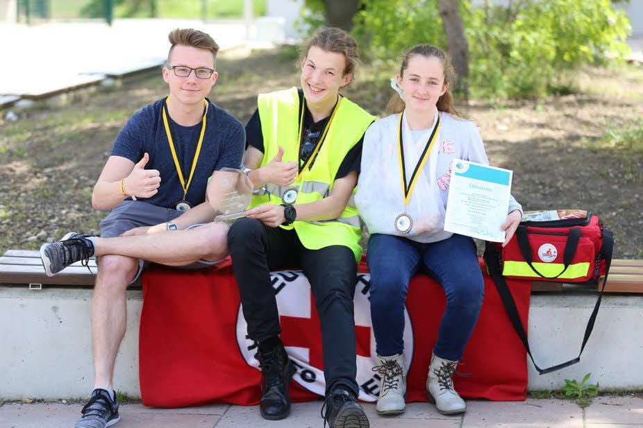 Niklas Steinhoff, Marko Gusowski und Lisa Weise (v.l.) freuen sich über den dritten Platz des Schulsanitätsdienstes des Herdergymnasiums.