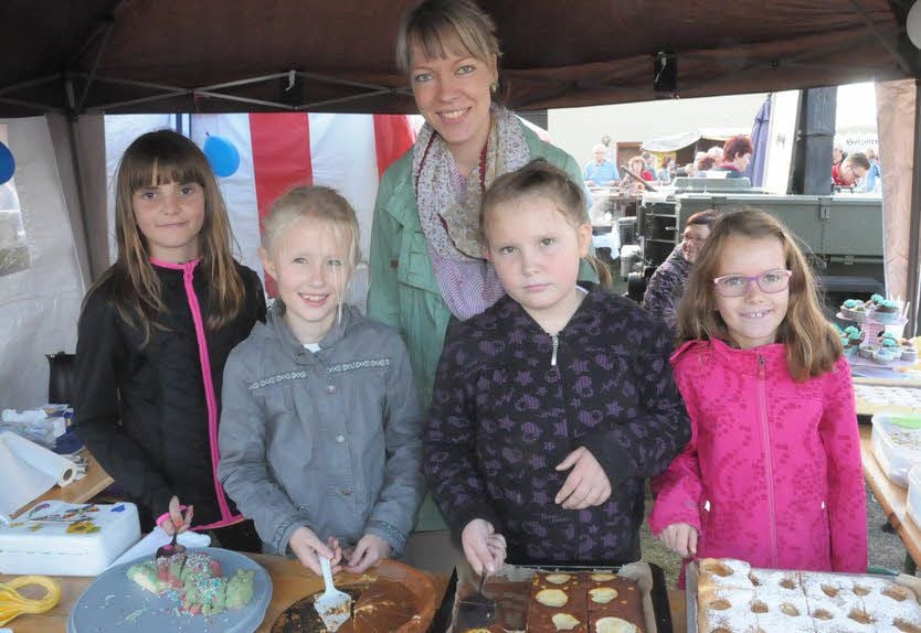 Am Kuchenstand der dritten Klasse aus Schweinitz (von links): Helene, Aaliyah, Lehrerin Marlen Dinda, Marcella und Leonie