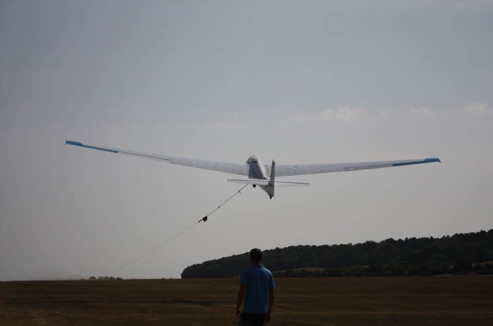 Der Segelflieger wird mit Hilfe eines Seils und einer Winde gestartet.
