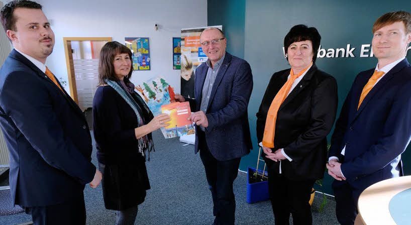 Edgar Buchwald (3. v. l.) vom Rotary-Club überreicht Gewinnerin Regina Kerz aus Schweinitz einen Reisegutschein in Höhe von 2.100 Euro.