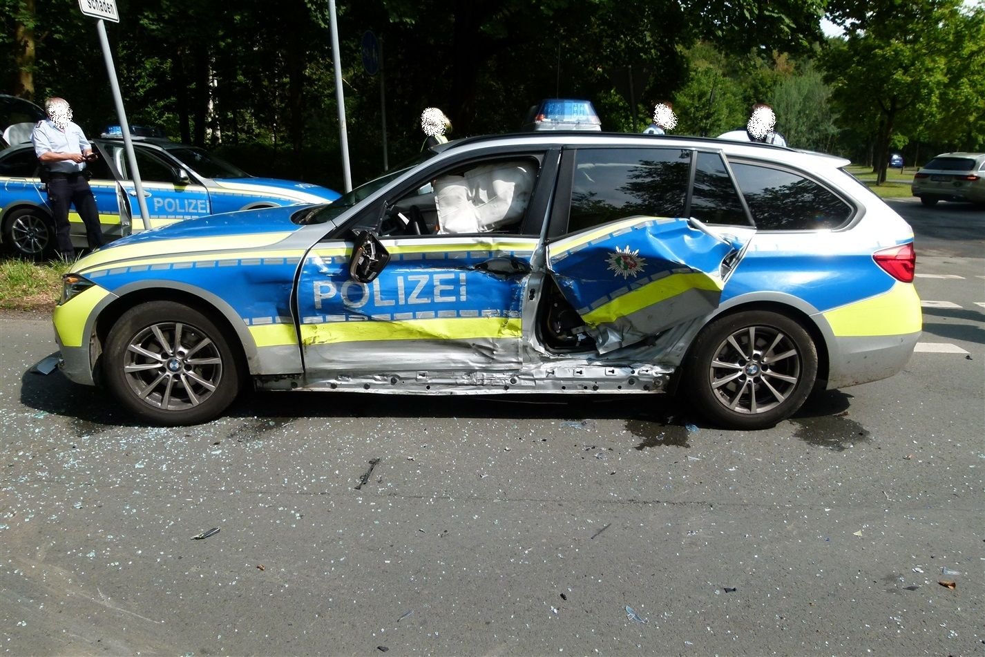Bei dem Unfall wurde ein Polizeibeamter und eine weitere Person verletzt.