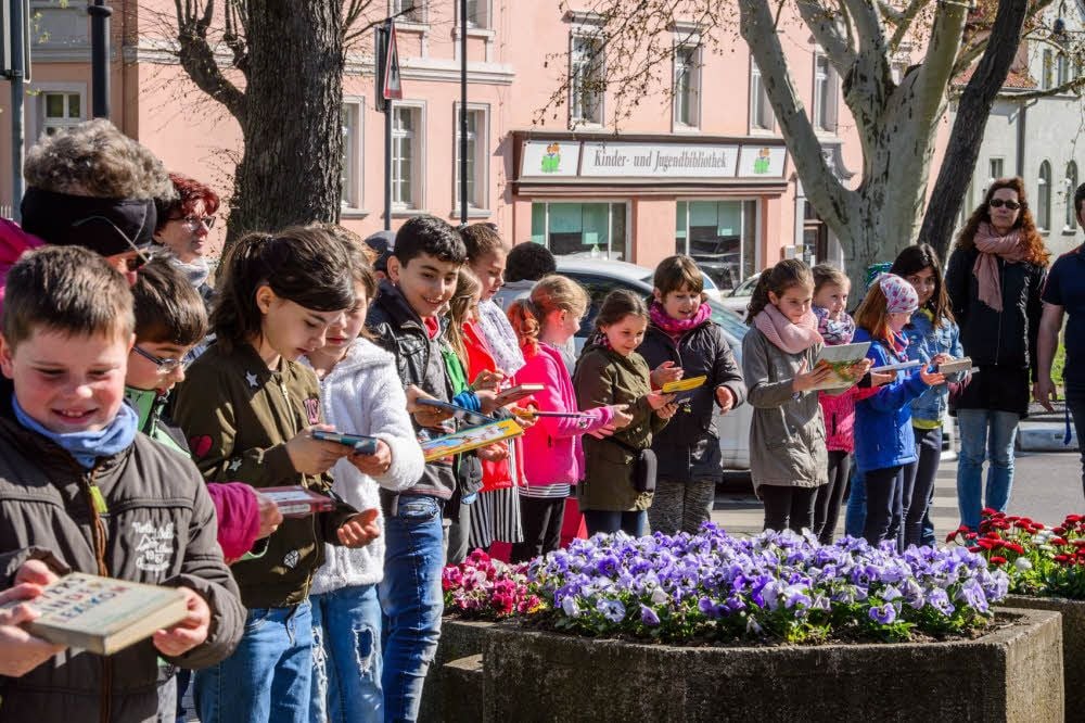 Den ersten Abschnitt der Bücherkette am Marienring nahe der Kinderbibliothek bilden Schüler der Naumburger Georgenschule.
