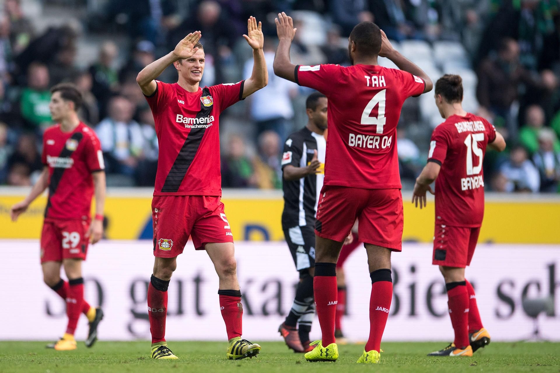 Leverkusens Sven Bender (l) und Jonathan Tah jubeln nach der Partie.