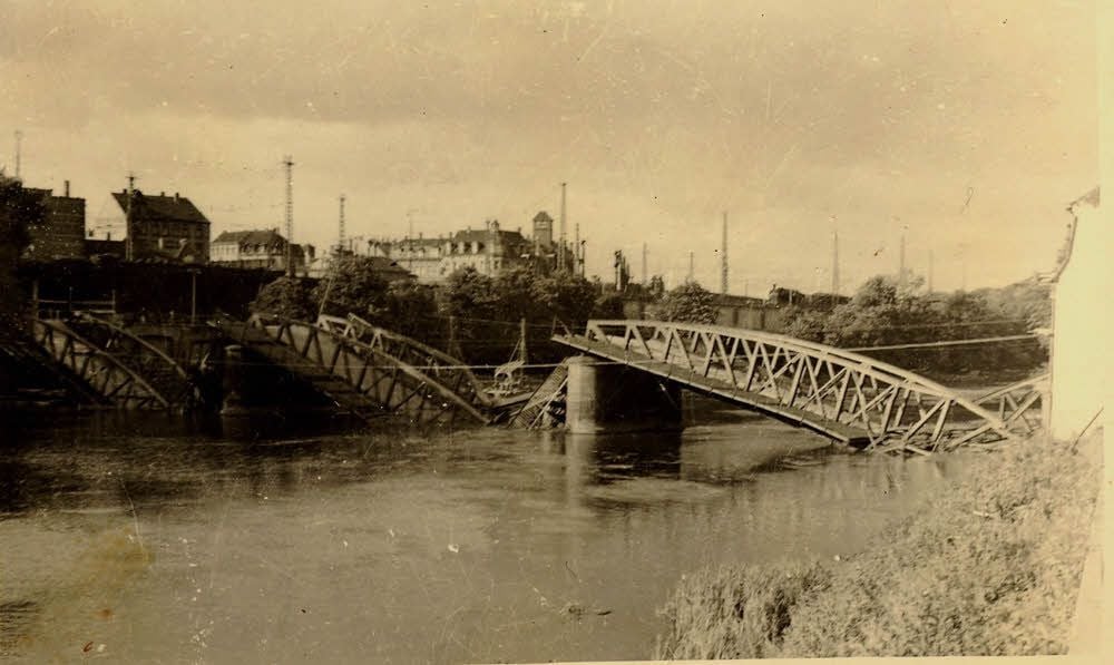 Am Abend des 12. April 1945 wird die Große Brücke von den faschistischen Truppen gesprengt, um die Amerikaner aufzuhalten.