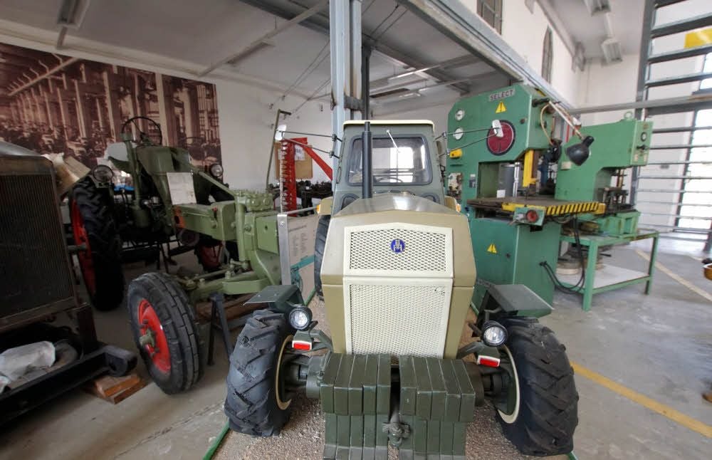In der Maschinenhalle gibt es neben einem Modell des Traktors ZT300 auch einen echten RS08 (links hinten) zu sehen.