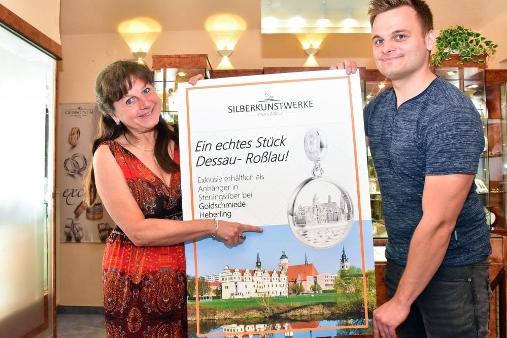 Beate Heinrich und ihr Sohn Martin, der das Geschäft einmal in dritter Generation führen soll. Sie haben ein echtes Stück Dessau.