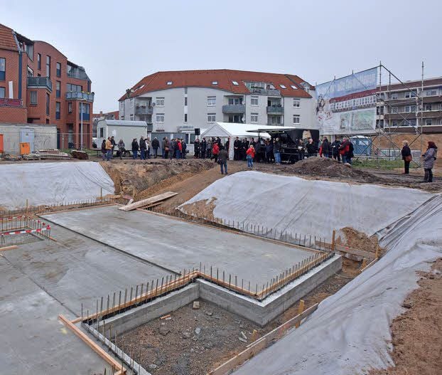 Die Grundplatte für das erste Haus ist fertig, nun kann der Aufbau erfolgen. Mit einem kleinen Fest hat die Neubi die Grundsteinlegung für den Wohnkomplex gefeiert. Teilgenommen haben auch mehrere potenzielle neue Mieter.