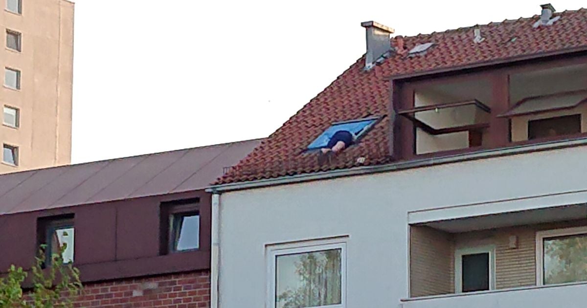 So hing der Mann im Fenster, als die Polizei eintraf.