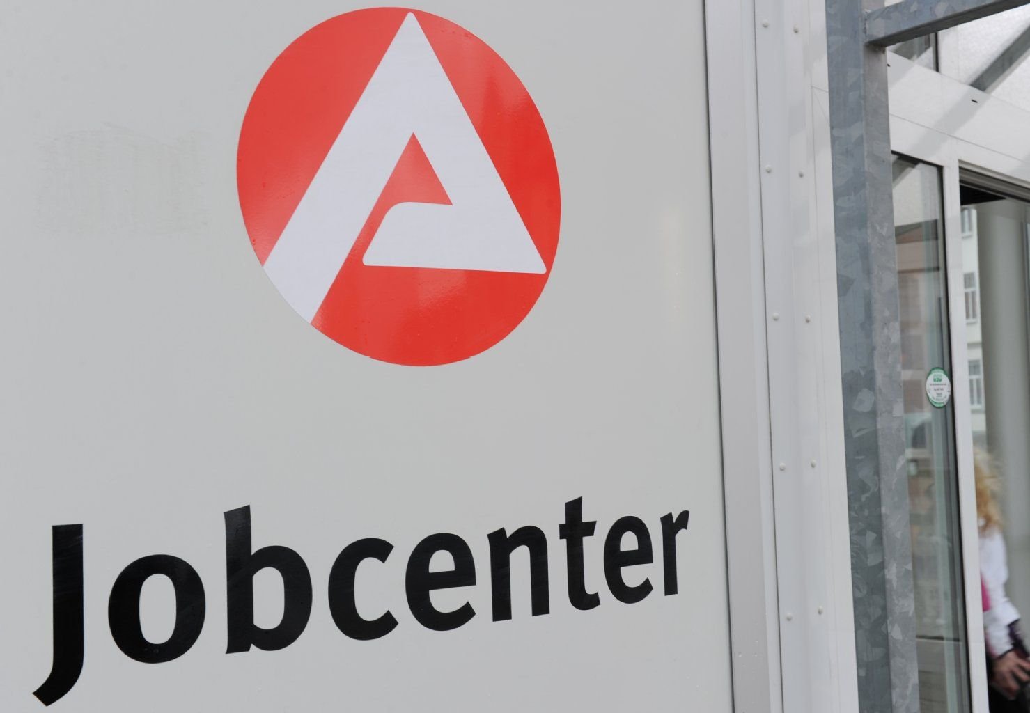 Das Logo der Arbeitsagentur am Eingang zu einem Jobcenter.