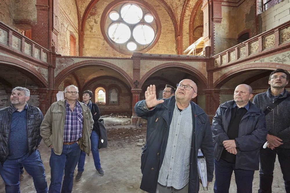 Planer Jörg Kowalski erklärt den Zustand der St. Stephanskirche in Bernburg-Waldau