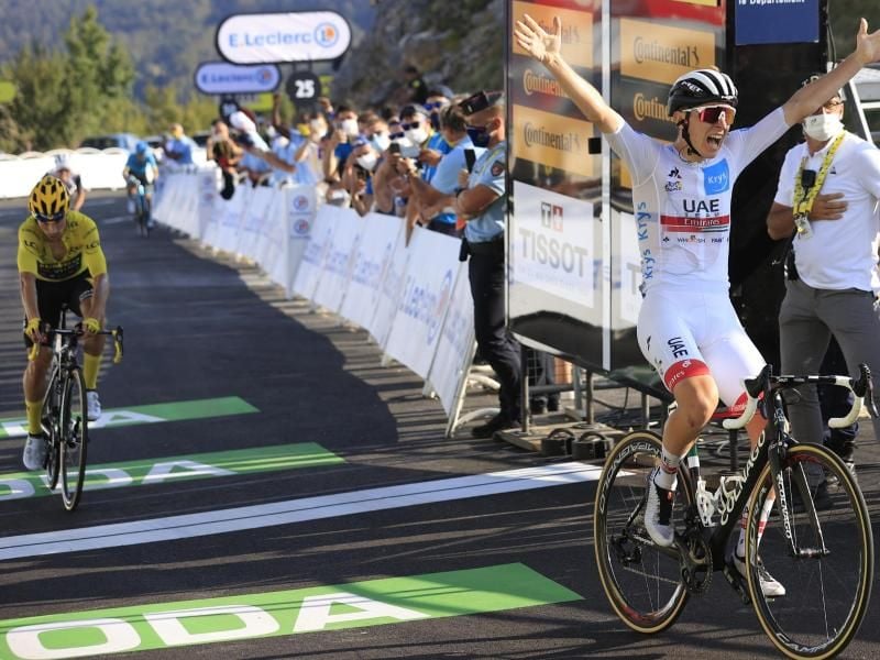 Etappensieger Tadej Pogacar (r) jubelt, als er vor Primoz Roglic (l) ins Ziel fährt. Foto: Pool Yuzuru Sunada/BELGA/dpa