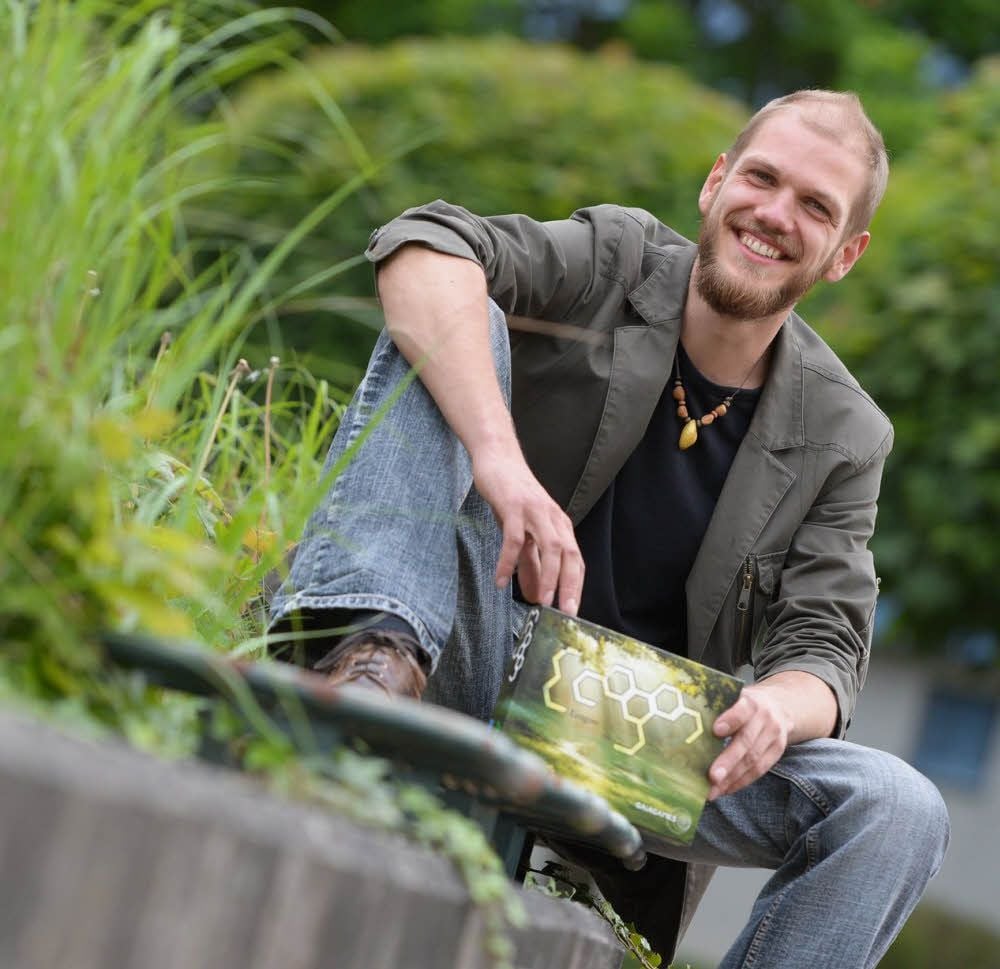 Micha Reimer ist Sieger des Ideencups. Der Student will von seinem preisgekrönten Brettspiel „Ecogon“ eine digitale Version entwickeln. Ziel des Sammelkartenspiels soll es sein, dass Menschen die Natur besser verstehen.