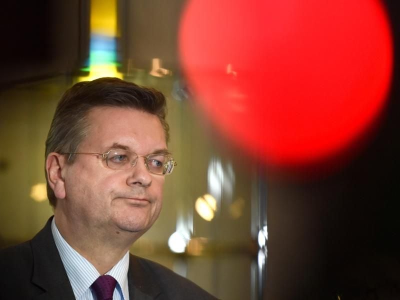 Über die Vorwürfe gegen den zurückgetretenen Reinhard Grindel will die DFB-Ethikkomission beraten. Foto: Arne Dedert/dpa