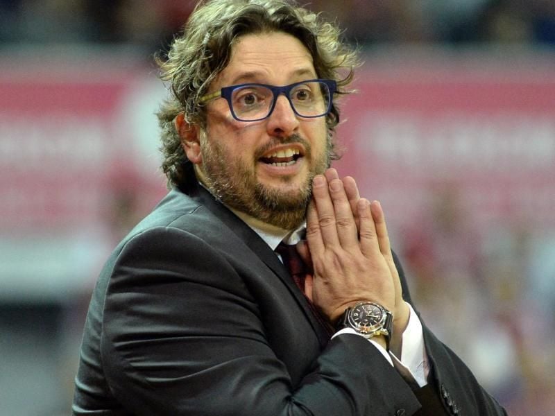 Nach zwei technischen Fouls wurde Bayern-Trainer Andrea Trinchieri aus dem Innenraum verwiesen. Foto: picture alliance / Andreas Gebert/dpa
